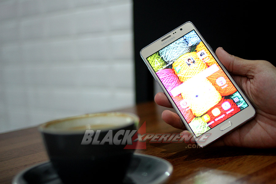 Samsung Galaxy On 7, Layar Lebar Performa Standar