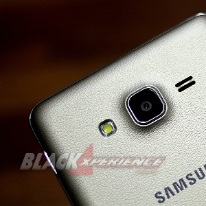 Samsung Galaxy On 7, Layar Lebar Performa Standar