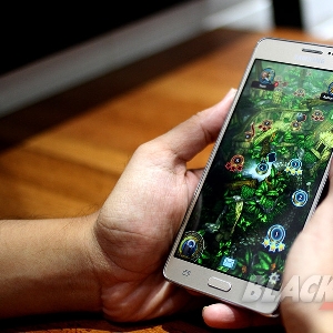 Samsung Galaxy On 7, Layar Lebar Performa Standar