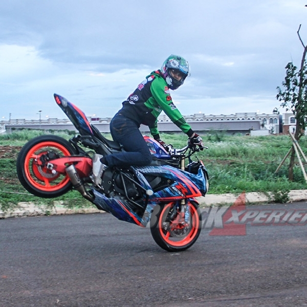 Aksi Stunt Bike Tandai Selesainya Modifikasi Witjax Modizigner