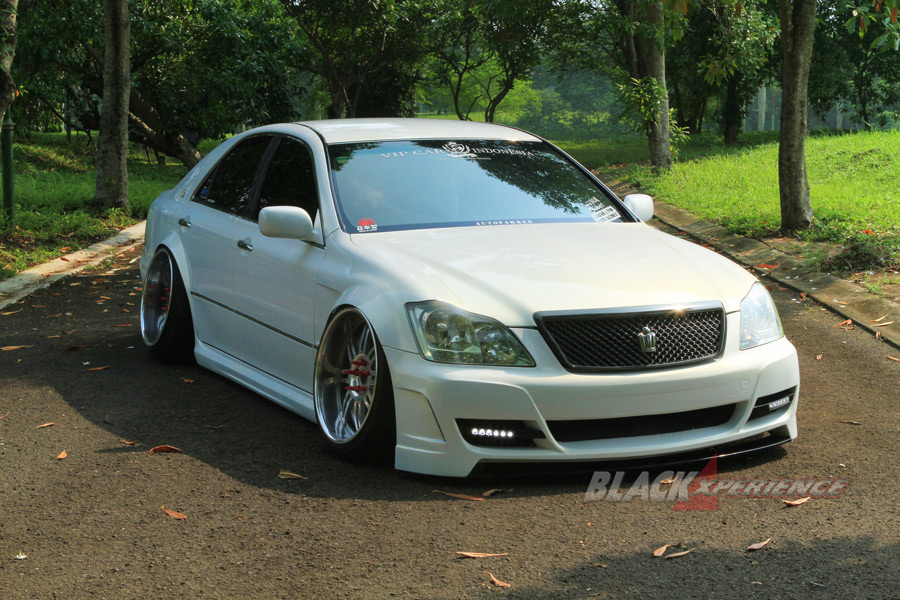 Modifikasi Toyota Crown Too Damn Low