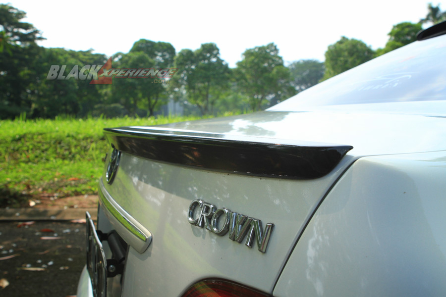 Modifikasi Toyota Crown Too Damn Low