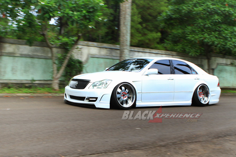 Modifikasi Toyota Crown Too Damn Low