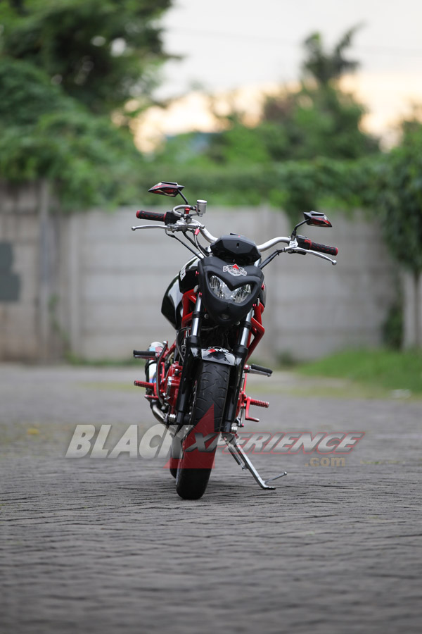 Lampu depan kepunyaan Yamaha Byson dibungkus cover bertema street fighter