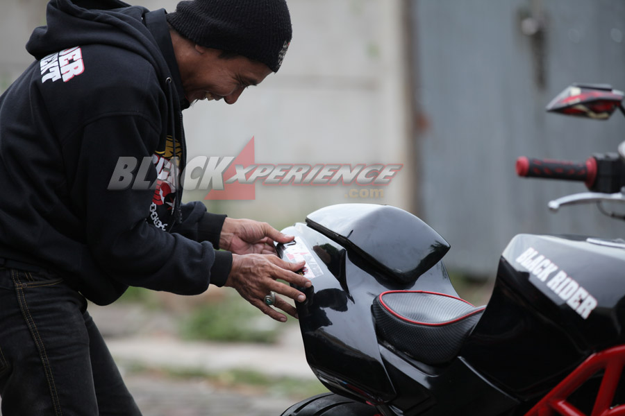 Jupri, menempelkan sticker BlackXperience