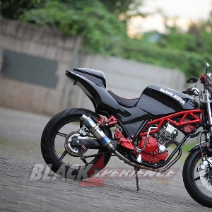 Sisi samping Yamaha Scorpio street fighter