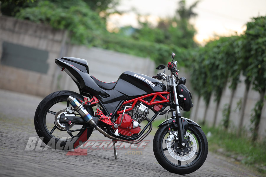 Sisi samping Yamaha Scorpio street fighter