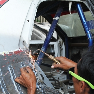 Aktivitas mekanik mengerjakan modifikasi mobil balap
