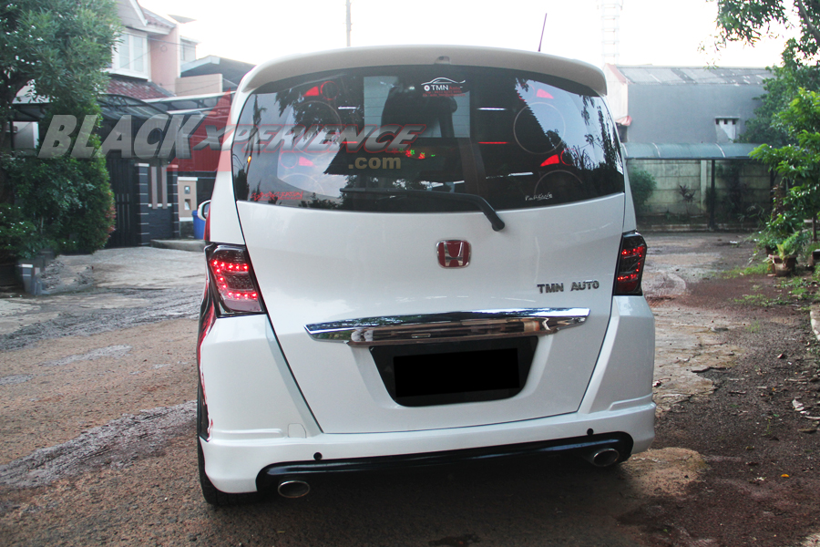 Bagian belakang Honda Freed tematik Iron Man