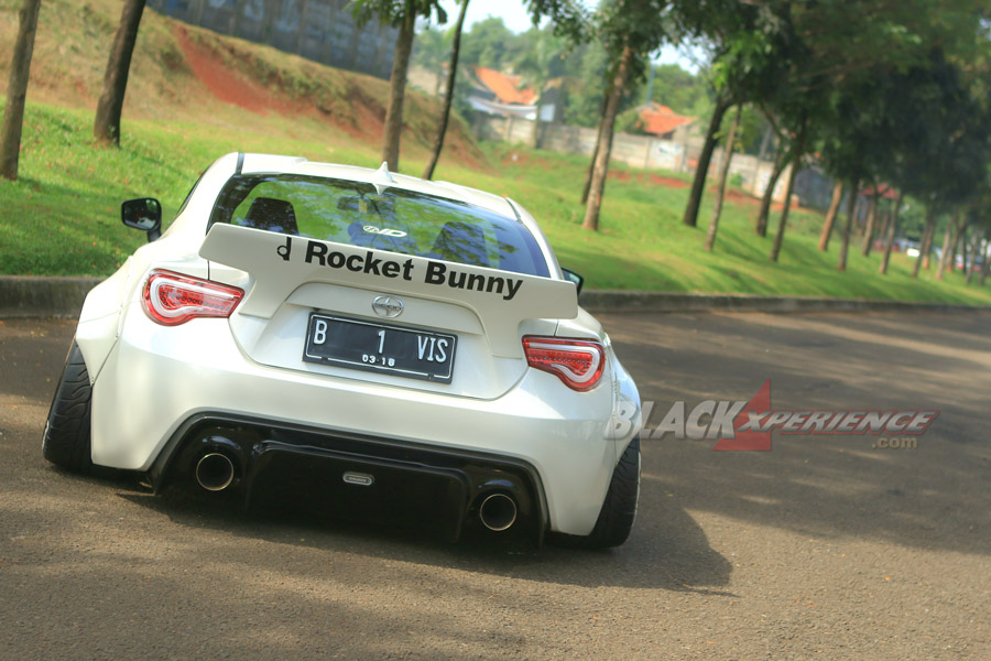 Sisi belakang sang Rocket Bunny