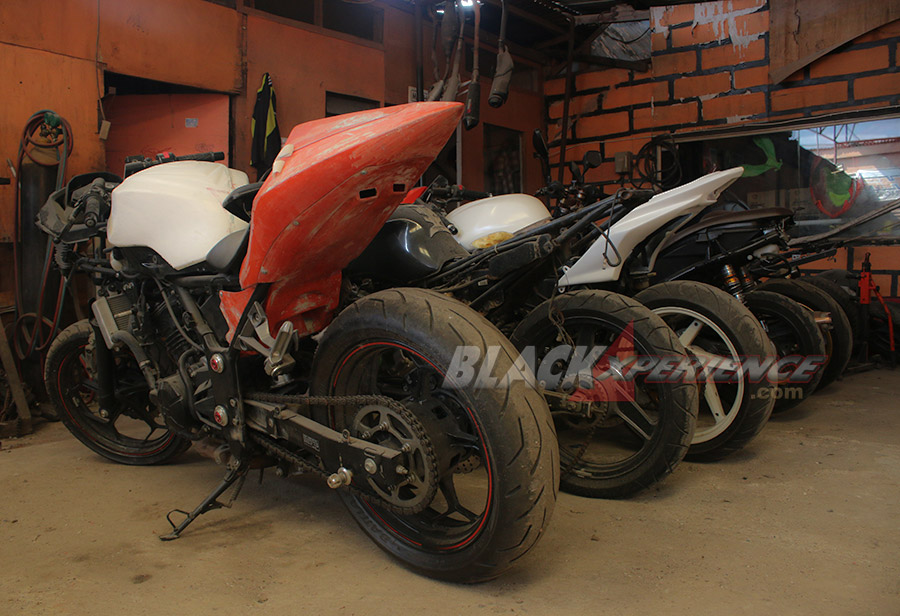 Jajaran motor modifikasi yang ada di garasi Chemonk Modifed