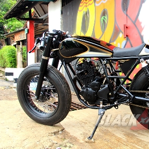 Tampak samping kiri cafe racer