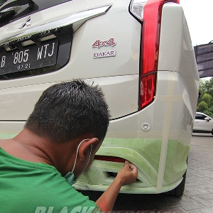 Mengukur presisi lampu mata kucing pada bumper belakang