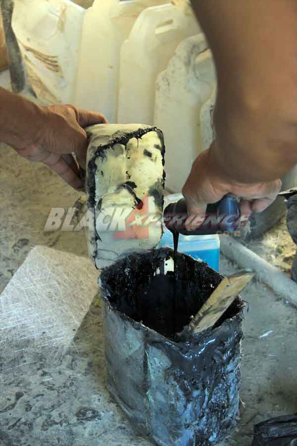 Proses pencampuran bahan-bahan sebelum cetak bodikit