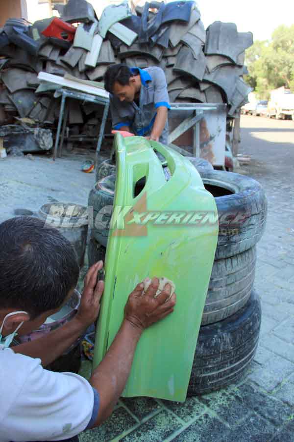 Moulding bodikit ini harus diamplas sedemikian rupa supaya lebih halus permukaannya