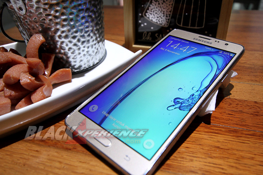 Samsung Galaxy On 7, Layar Lebar Performa Standar