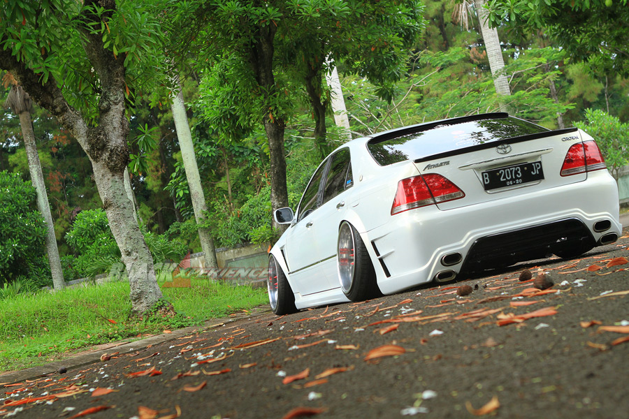 Modifikasi Toyota Crown Too Damn Low