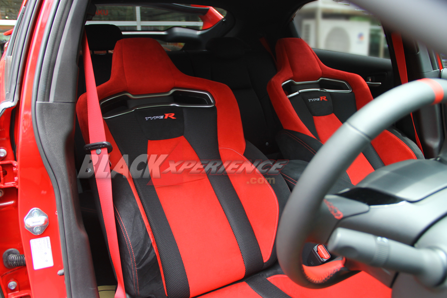 Jok Bucket Seat dengan emblem Type R  berbahan suede