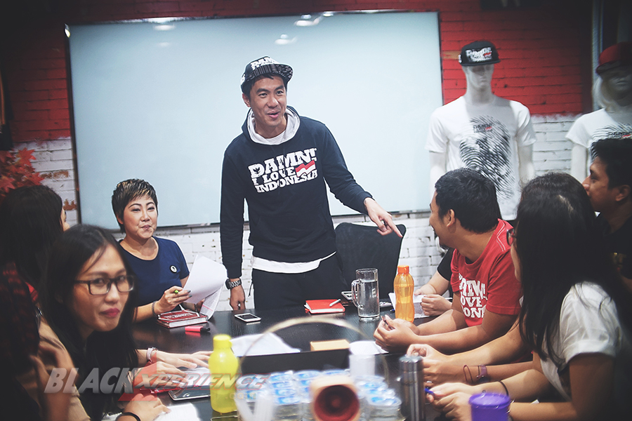 Kegiatan Book Club oleh Daniel dan seluruh karyawan Damn! I Love Indonesia