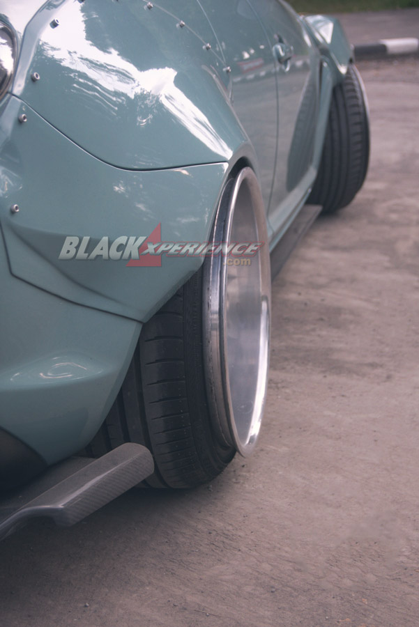 Modifikasi Mazda RX8 Bergaya Street Racing