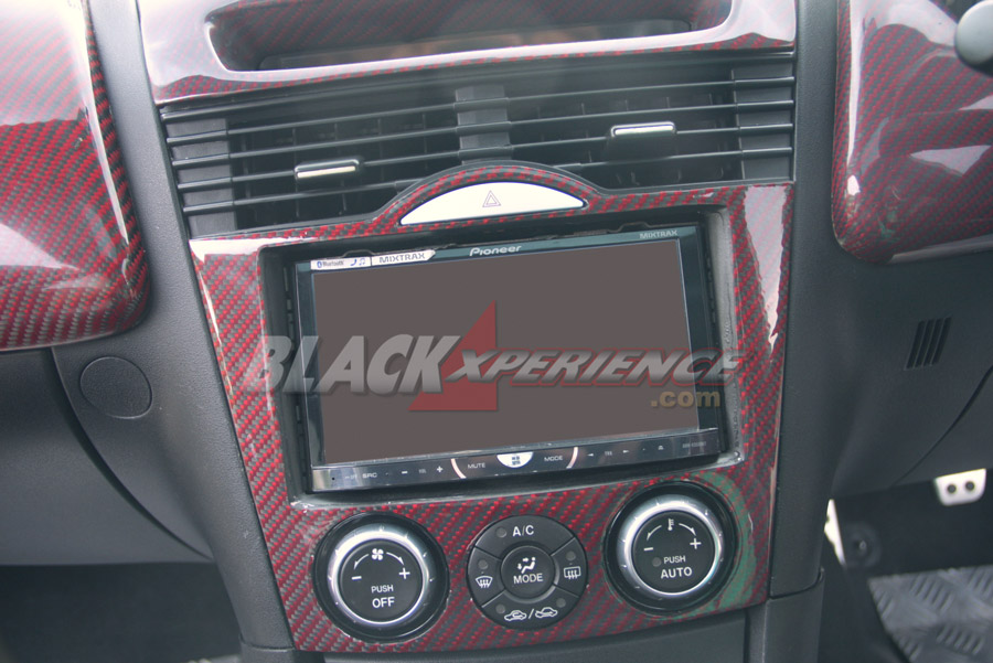 List headunit disematkan serat karbon