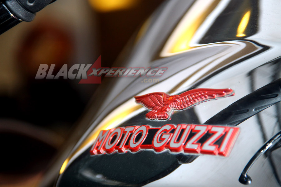Logo Moto Guzzi pada tangki