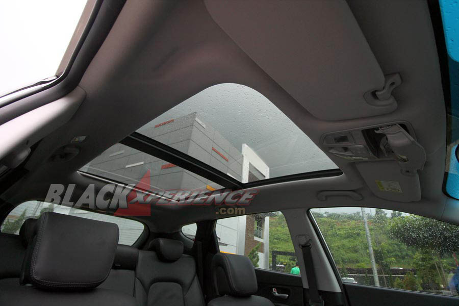 Panoramic roof menjadi salah satu keunggulan Santa Fe