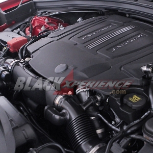 Penggunaan Supercharged menandakan ini adalah varian bensin