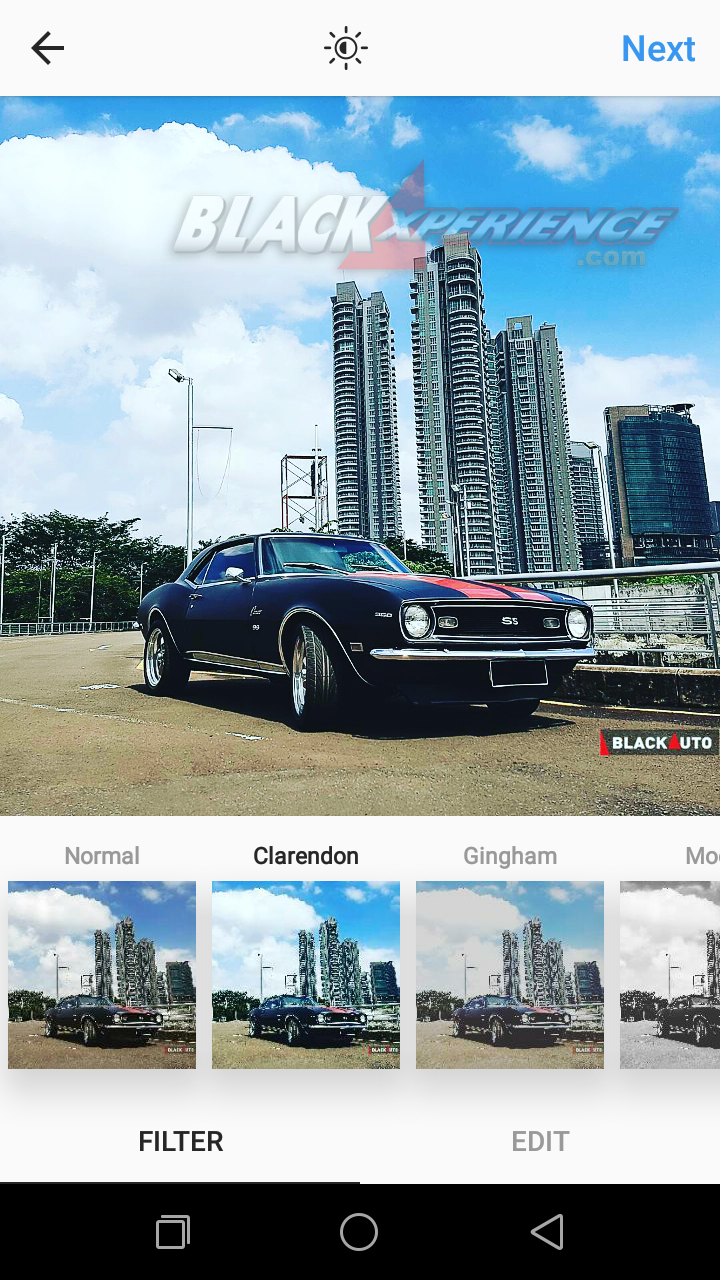 Poles dengan filter efek bawaan Instagram