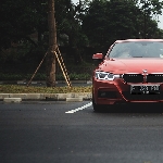 BMW 330i M Sport Sedan Dinamis dan Sporty