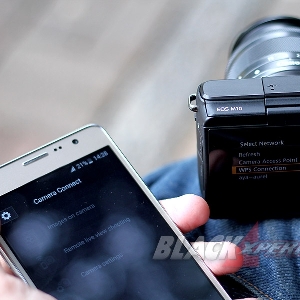 Proses pairing Canon EOS M10 dengan smartphone lewat aplikasi pendamping