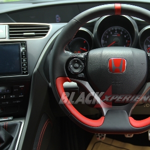 Kemudi two tone sporty dengan fitur audio control dan cruise control