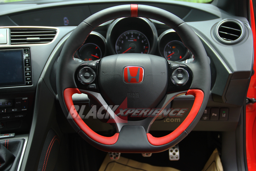 Kemudi two tone sporty dengan fitur audio control dan cruise control