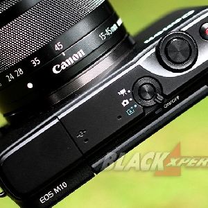 Sisi atas Canon EOS M10 minim tombol dan tuas pengaturan
