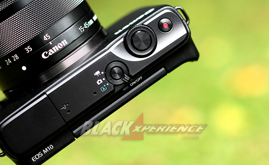 Sisi atas Canon EOS M10 minim tombol dan tuas pengaturan