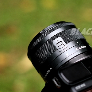 Sisi bagian atas Canon EOS M10