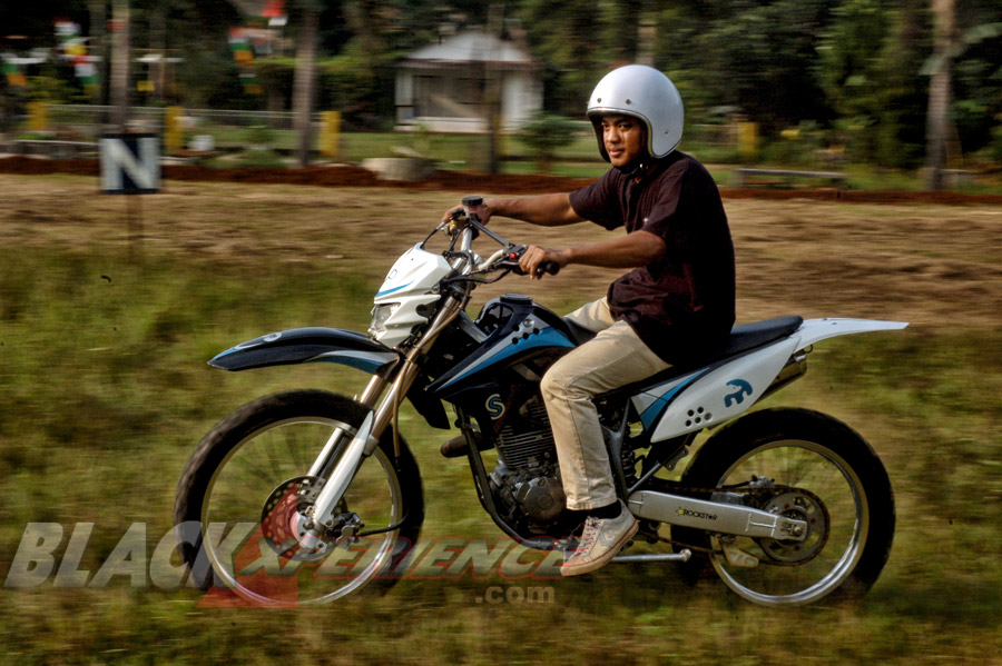 Modifikasi Trail Custom nan Kekar dan Elegan, Berbasis Scorpio 250 cc