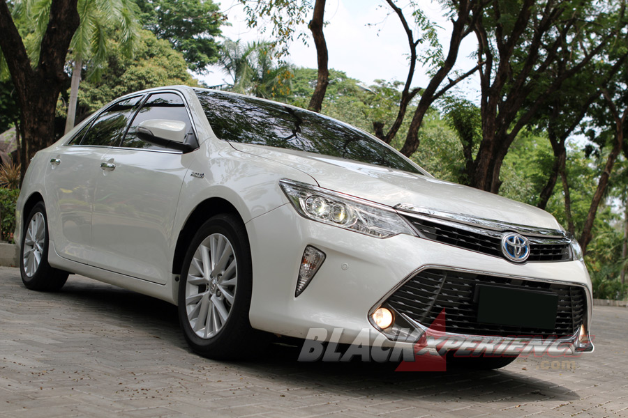 Banyak Aksen Chrome di Camry Hybrid Terbaru