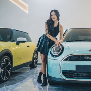 Aksi Menawan Mustika di Belasan Mobil Mewah Nexx Luxury Showroom