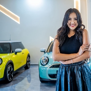 Aksi Menawan Mustika di Belasan Mobil Mewah Nexx Luxury Showroom