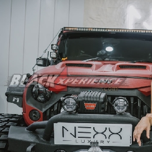 Aksi Menawan Mustika di Belasan Mobil Mewah Nexx Luxury Showroom