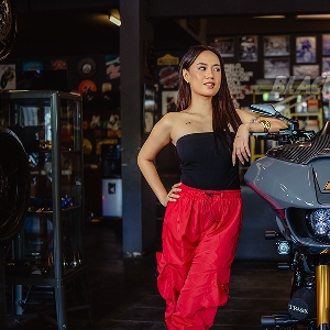 Yemima Suka Banget Sama Harley Davidson Warna Marah dengan Motif Pinestripe