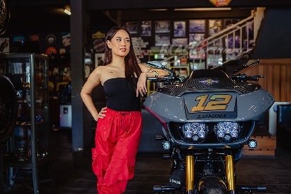 Yemima Suka Banget Sama Harley Davidson Warna Marah dengan Motif Pinestripe