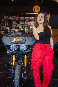 Yemima Suka Banget Sama Harley Davidson Warna Marah dengan Motif Pinestripe