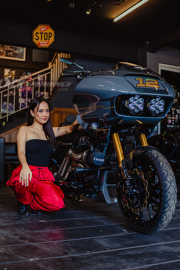 Yemima Suka Banget Sama Harley Davidson Warna Marah dengan Motif Pinestripe