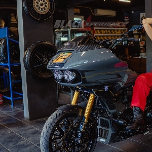 Yemima Suka Banget Sama Harley Davidson Warna Marah dengan Motif Pinestripe