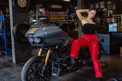 Yemima Suka Banget Sama Harley Davidson Warna Marah dengan Motif Pinestripe