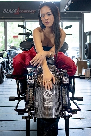 Yemima Suka Banget Sama Harley Davidson Warna Marah dengan Motif Pinestripe