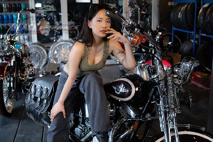 Yemima Suka Banget Sama Harley Davidson Warna Marah dengan Motif Pinestripe