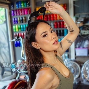 Yemima Suka Banget Sama Harley Davidson Warna Marah dengan Motif Pinestripe